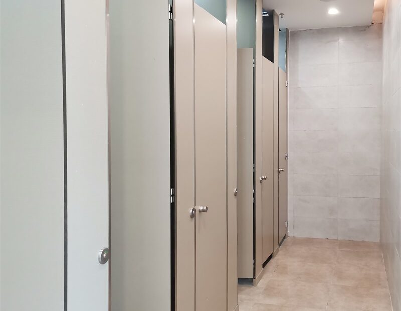5 Benefits of Toilet Stall Partitions 1