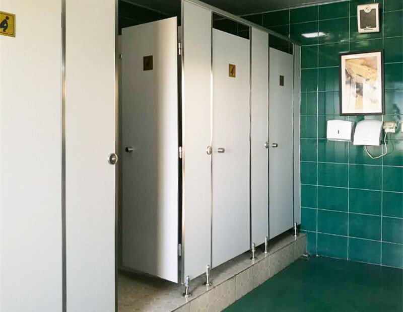 Maximizing Bathroom Efficiency with Ceiling Hung Partitions 1